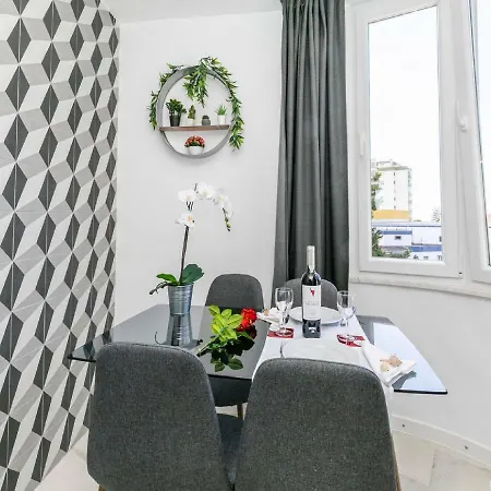 Happy House קסקאיס